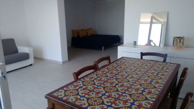 Tisch, Bettsofa und Doppelbett unten