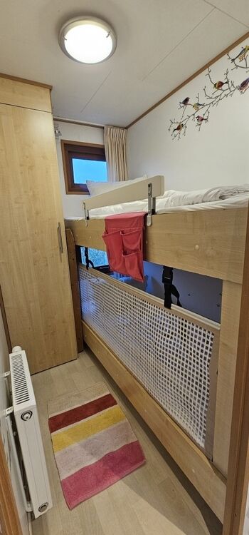 Kinderzimmer mit Etagenbett, das untere Bett ist komplett zu sichern mit Bettgitter 