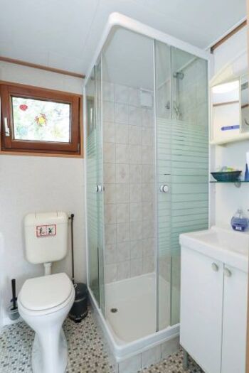 Bad mit Dusche, Waschbecken und WC