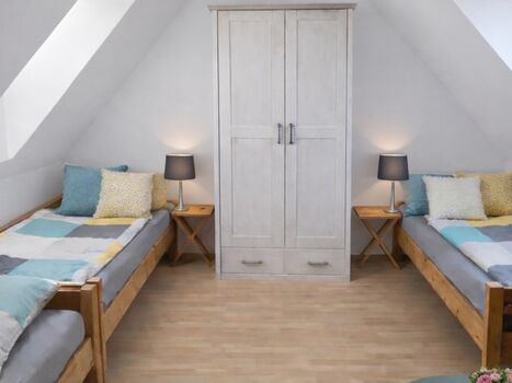 Dreibettzimmer mit TV