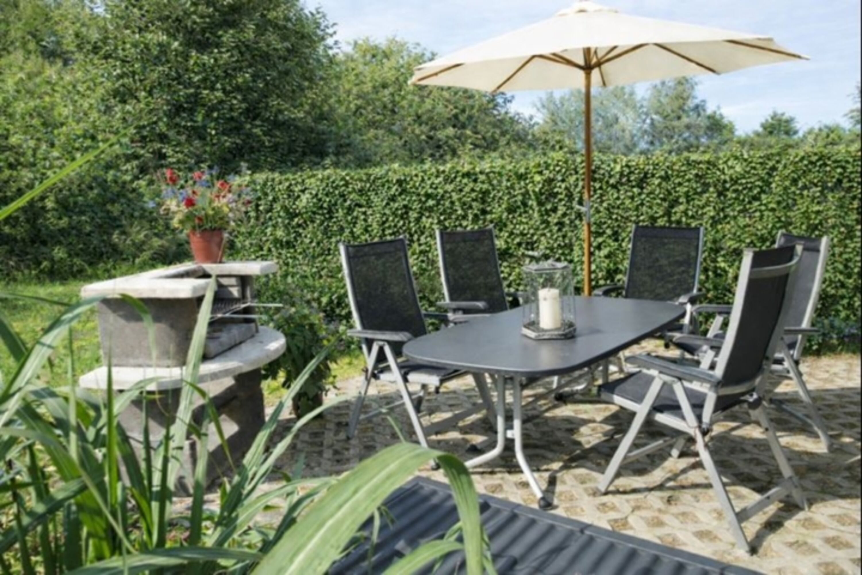 Gartenbereich mit Grillecke
