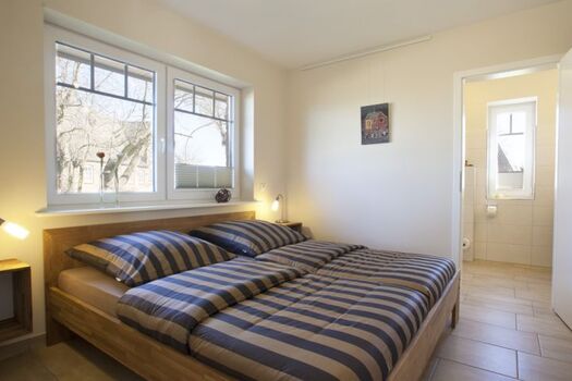 Schlafzimmer mit Doppelbett