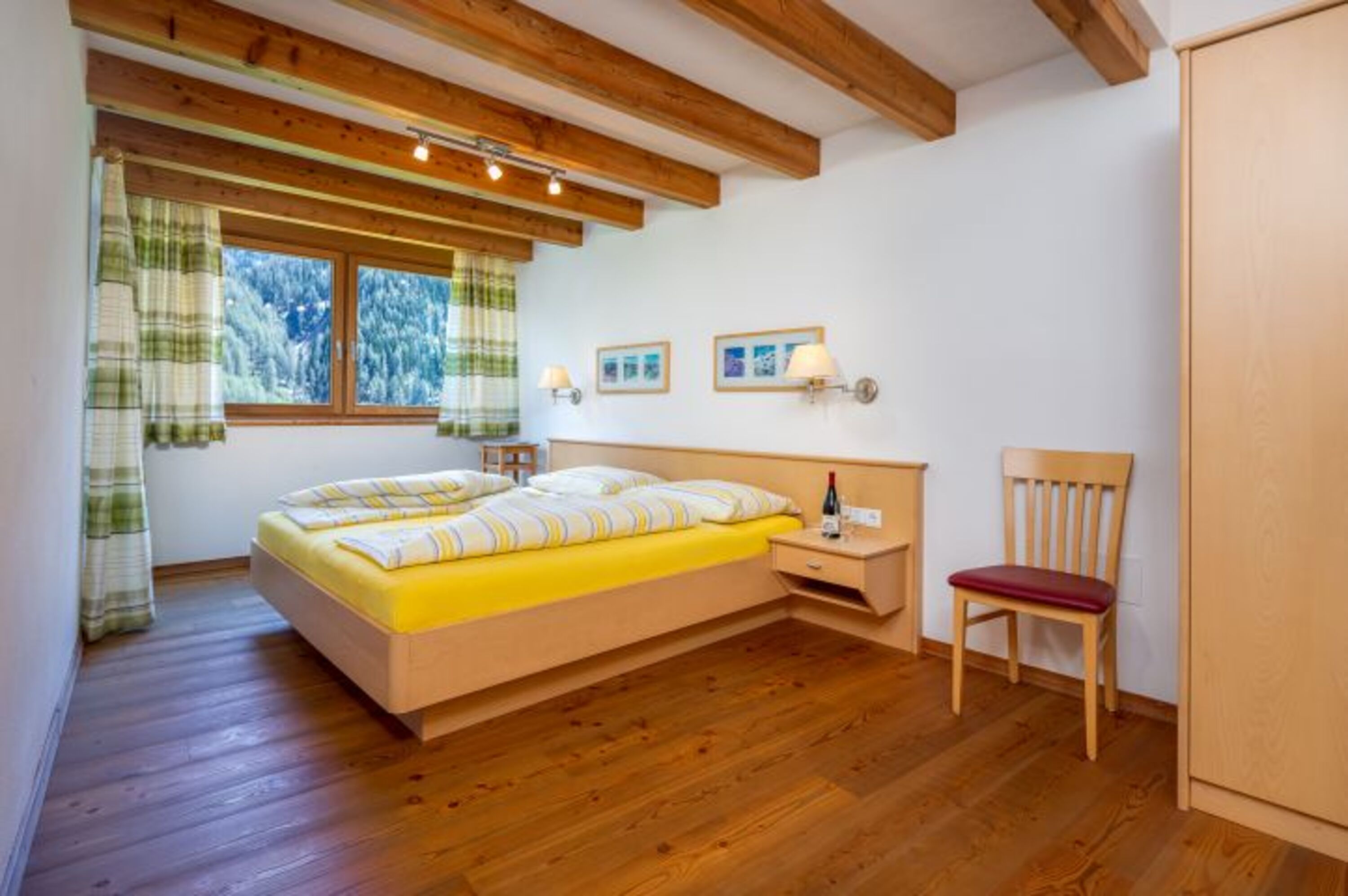 Schlafzimmer (EG)