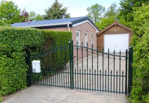 Einfahrt mit abschließbarem Tor