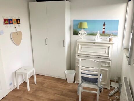 Schlafzimmer 1 Kleiderschrank und Sekretär 