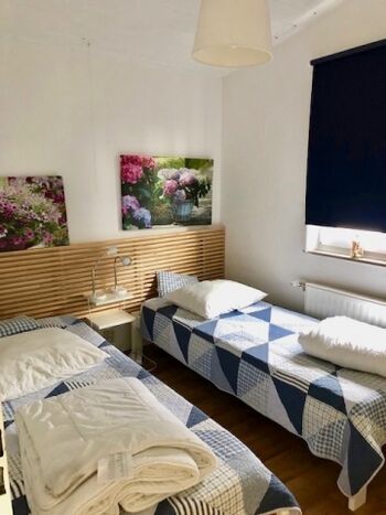 Schlafzimmer 2 mit zwei zusammenschiebbaren Einzelbetten