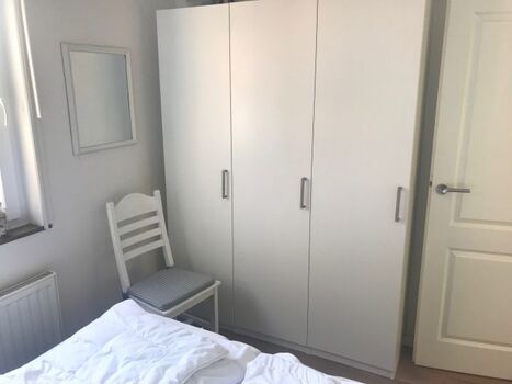  Schlafzimmer 2 mit großem Kleiderschrank