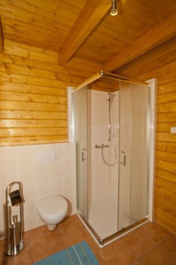 Badezimmer mit Dusche