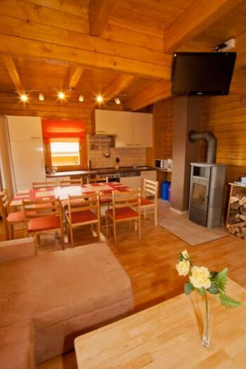 Wohnzimmer mit Blick auf LCD-TV und Kaminofen