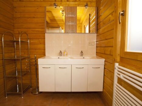 Badezimmer mit Doppelwaschplatz