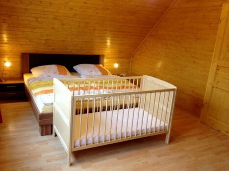 Drittes Schlafzimmer mit Kinderbett