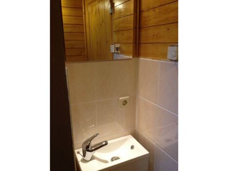 Zweites Bad mit Waschplatz und WC im Obergeschoss