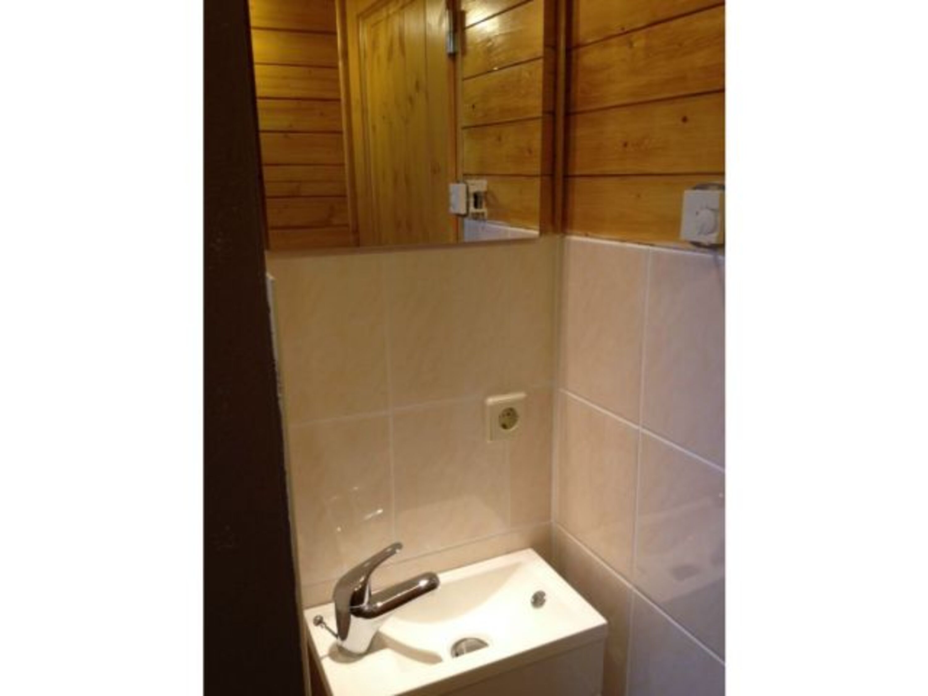 Zweites Bad mit Waschplatz und WC im Obergeschoss