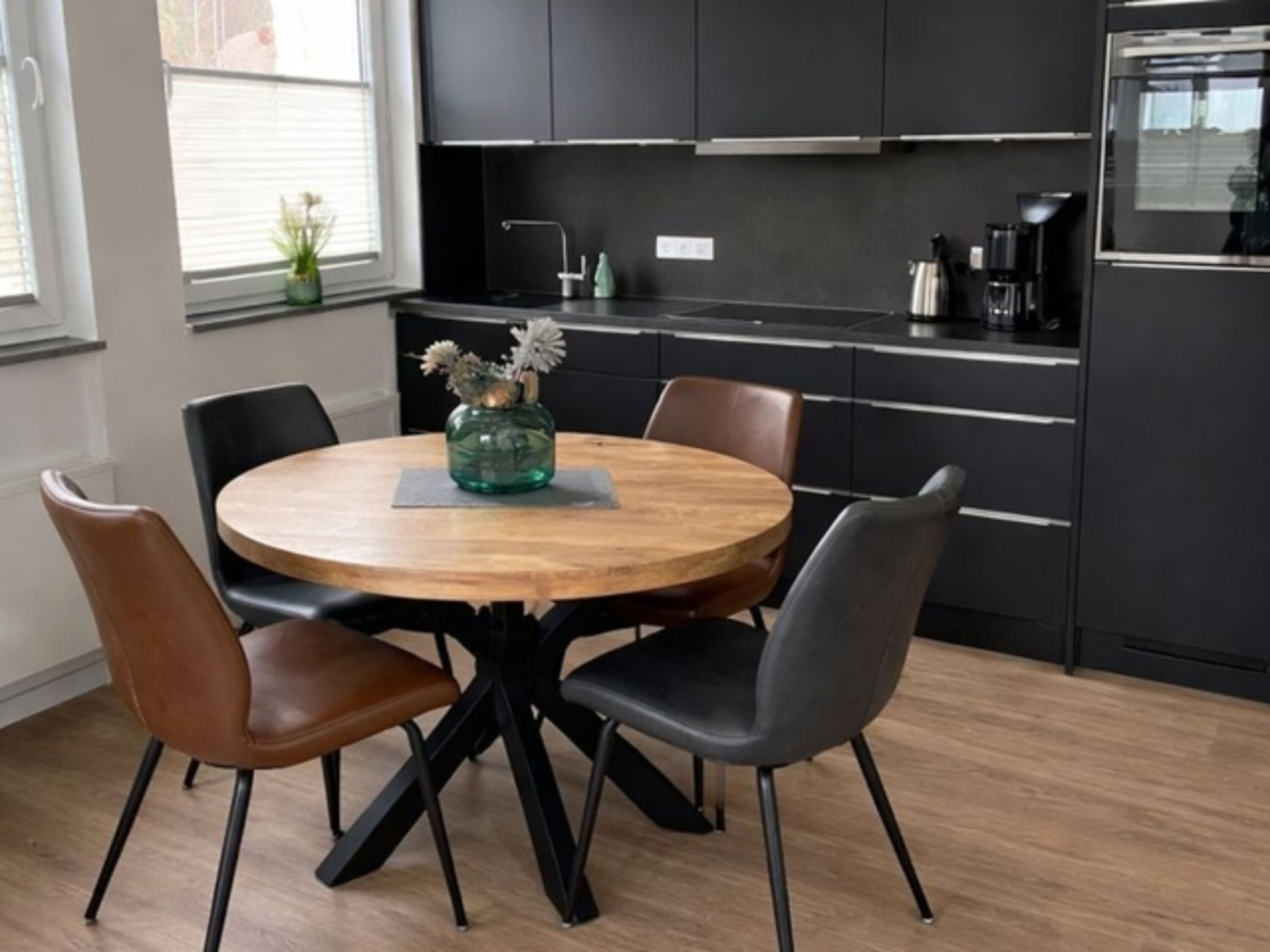 Küchenzeile mit Spülmaschine u. Backofen