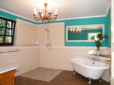 Badezimmer mit Dusche und Badewanne 