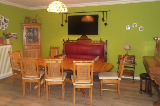 Essbereich mit Klavier 