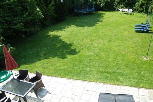 eingewachsener und umzäunter Garten