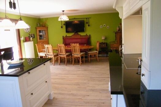 Offene Wohnküche mit Blick in den Essbereich