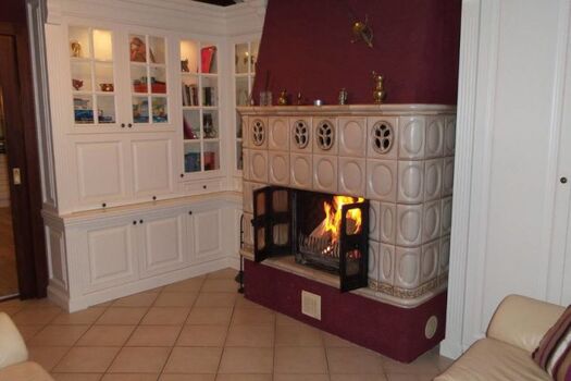 Kaminzimmer mit Ledergarnitur