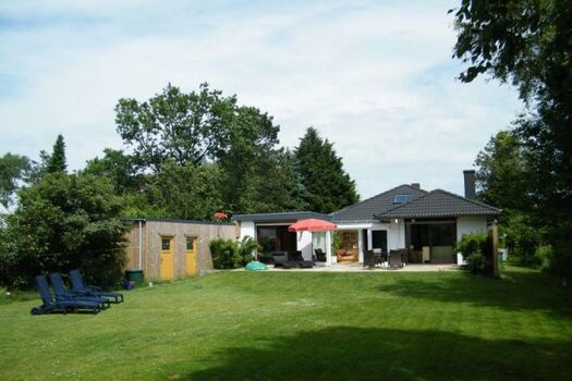 Terrasse mit Gartenmöbeln 