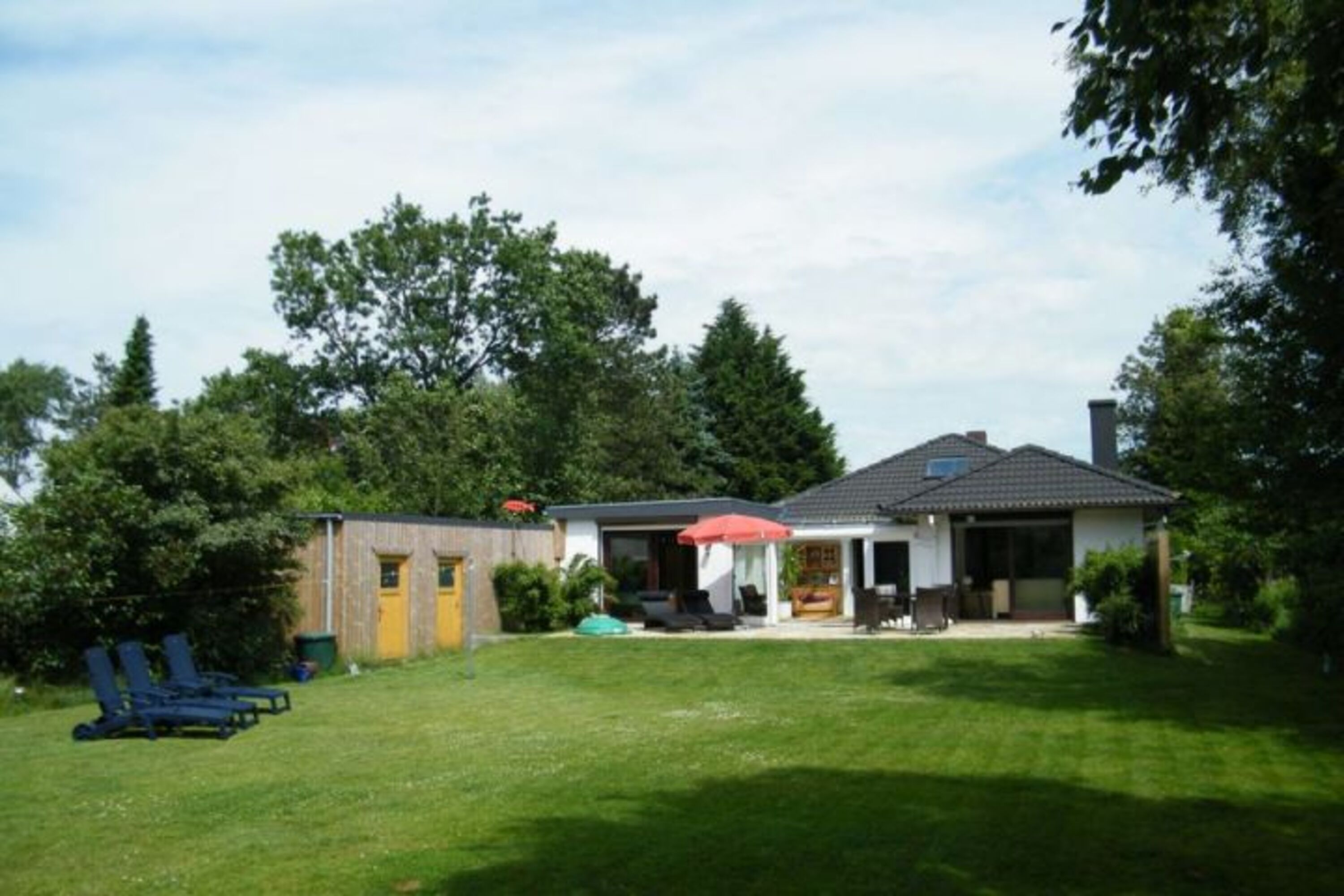 Terrasse mit Gartenmöbeln 
