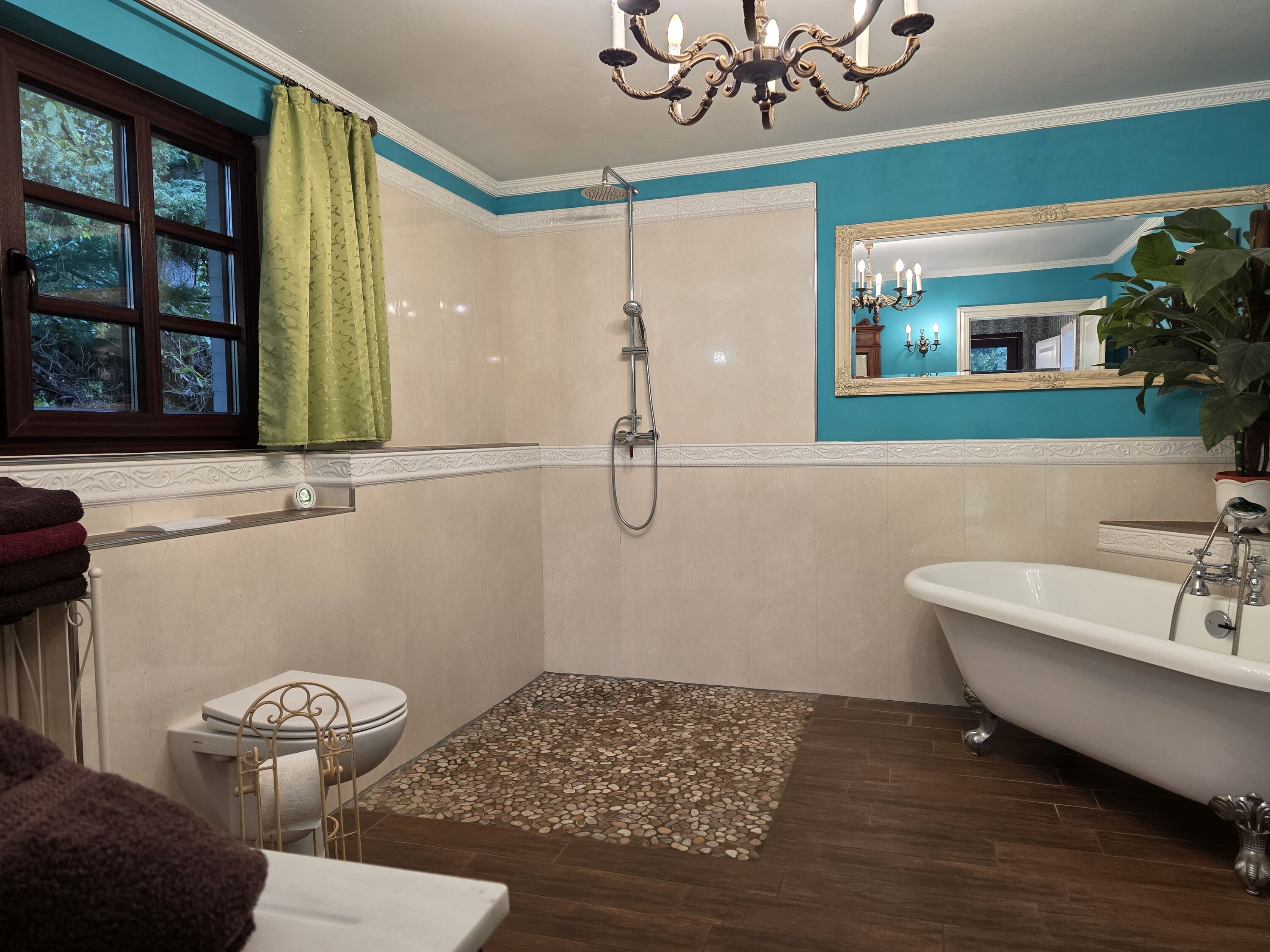 Badezimmer mit Dusche und Badewanne