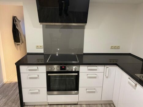 Küche mit Herd und Geschirrspüler