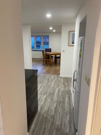 Blick vom hinteren Flur zur Küche und WZ