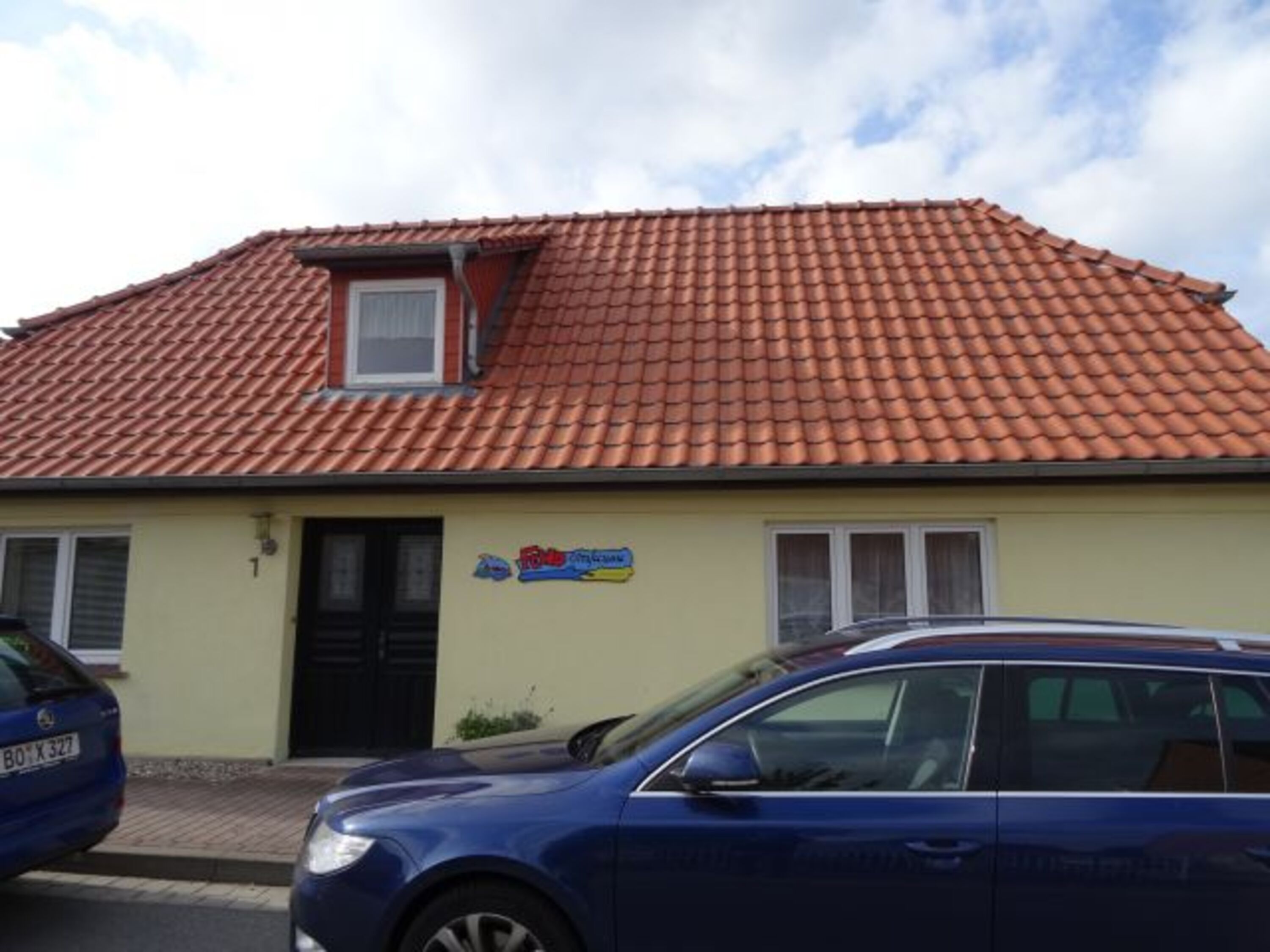 Vor dem Haus