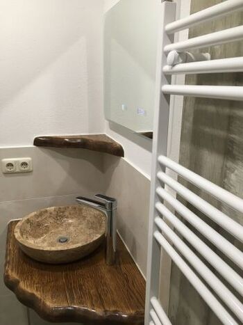 Waschtisch im Bad unten 