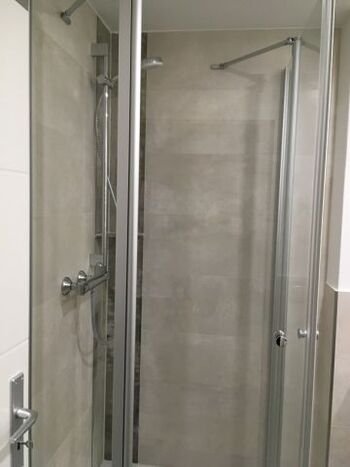 Dusche im Bad unten