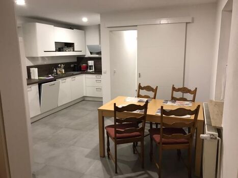 Blick in den offenen Küchenbereich