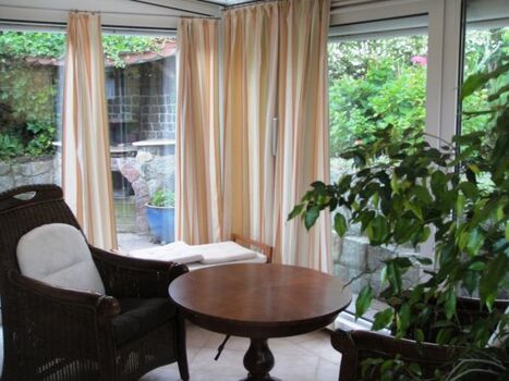 Im Wintergarten (mittlerweile mit Sichtschutz)