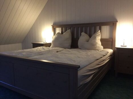 Bett im Schlafzimmer (SZ mittlerweile renoviert)