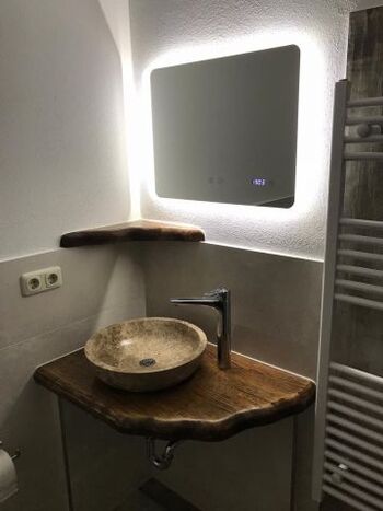 Waschtisch und elektrisch beheizter Spiegel 