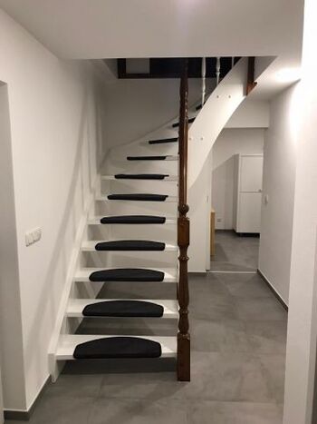 Treppe zum Obergeschoß