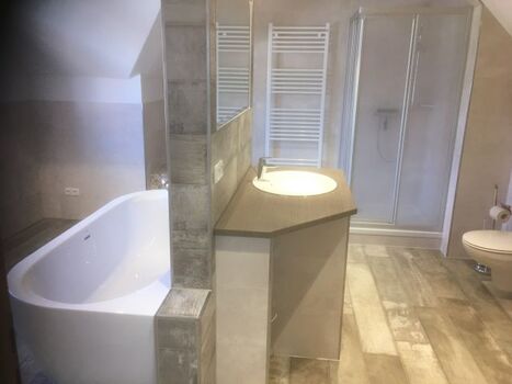 Waschtisch im oberen Bad