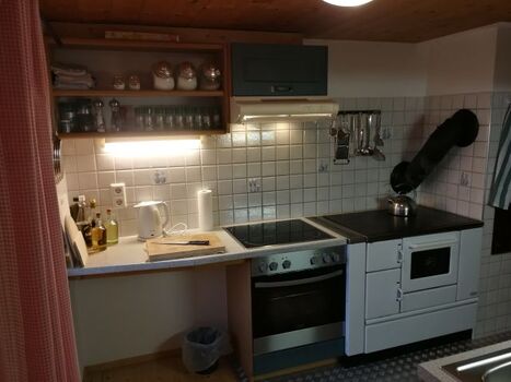 Küche EG mit zusätzl. altem Holzofen :-)