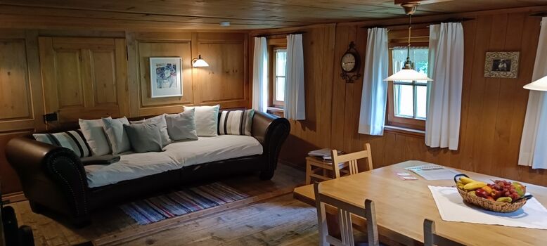 Kuschelcouch neben dem Bullerjan-Ofen