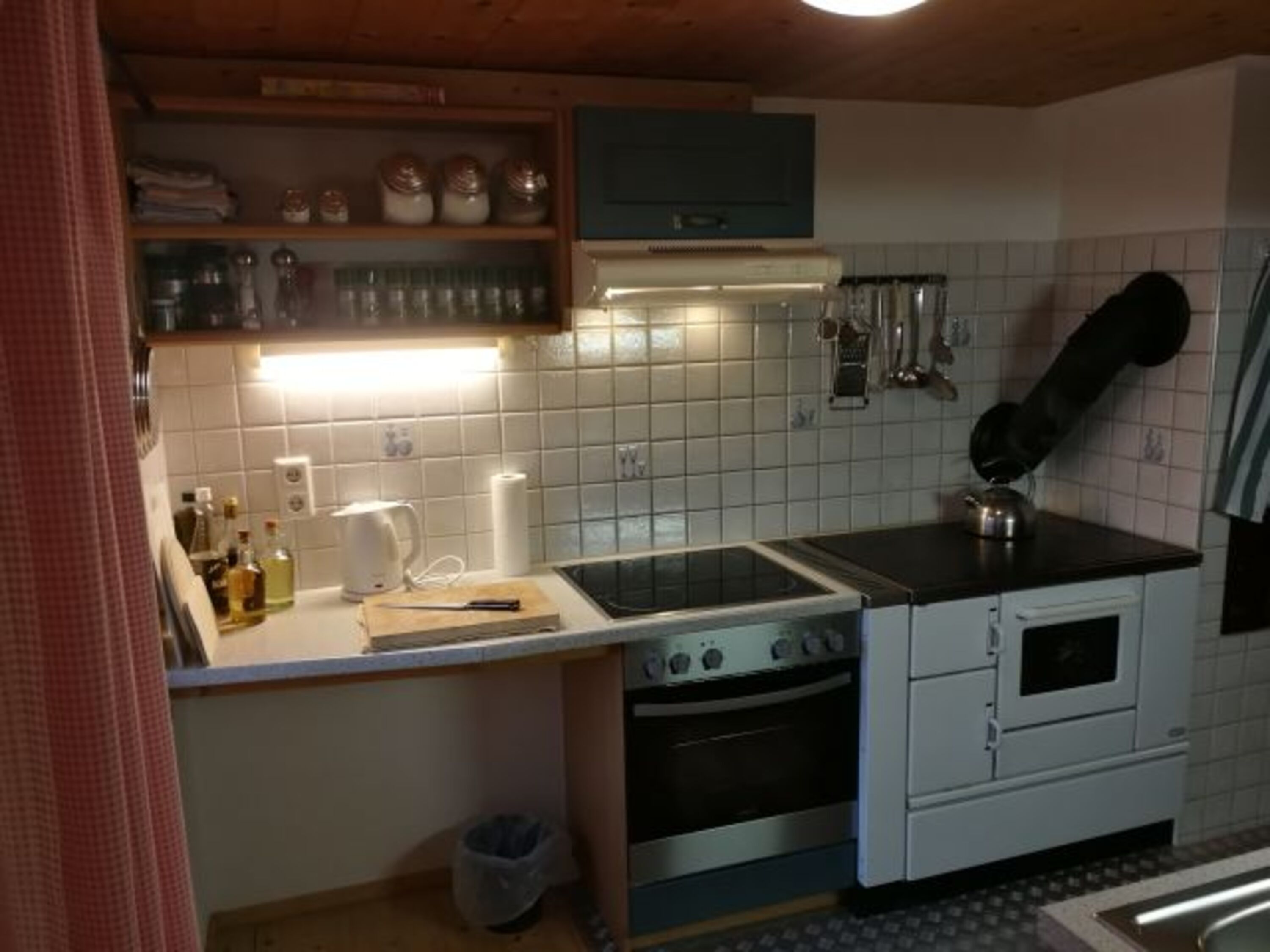 Küche EG mit zusätzl. altem Holzofen :-)
