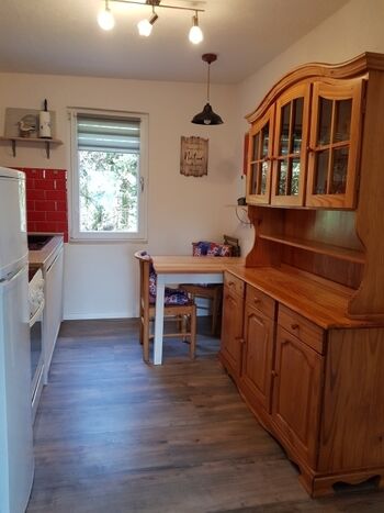 Küche mit Frühstückstisch