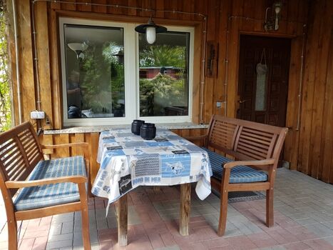 Überdachte Frühstücksterrasse