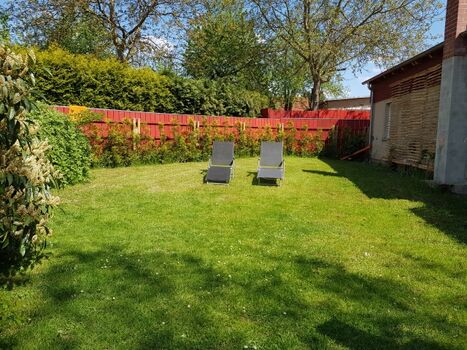 Sonnenwiese mit Liegestühlen