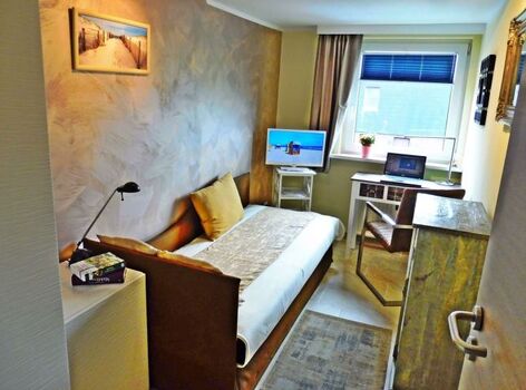 Einzelzimmer mit Schreibtisch und TV