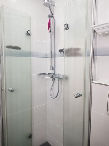 Bad mit bodenebener Dusche