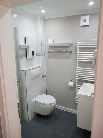 Bad mit bodenebener Dusche