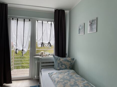 3. Schlafzimmer im OG mit Zugang zum Balkon