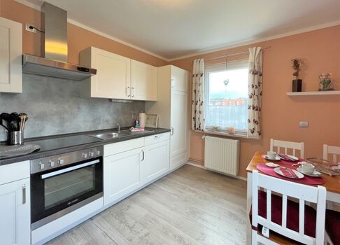 Küche mit Essplatz und Kühl- Gefrierkombi - ca 40L Gefrierfach