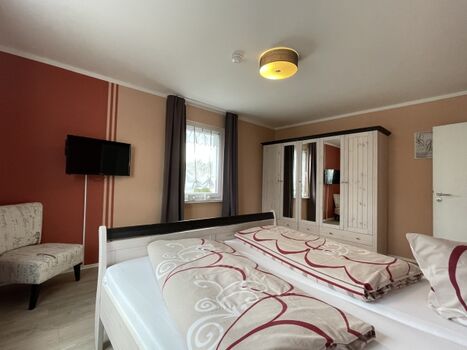 1. Schlafzimmer mit großem Schrank