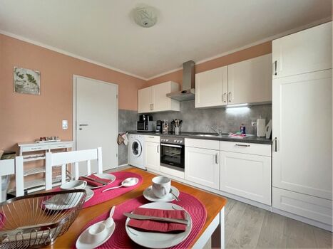 Küche mit Geschirrspüler und Waschmaschine